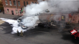 В центре Петербурга после ДТП сгорели "газель" и "Яндекс.Такси"